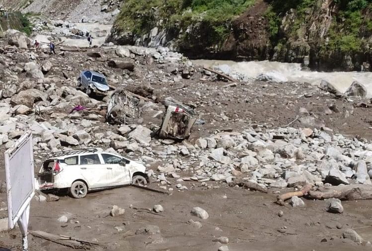 cloudburst in Govindghat Badrinath Highway 30  meter swept 40 vehicles buried in debris