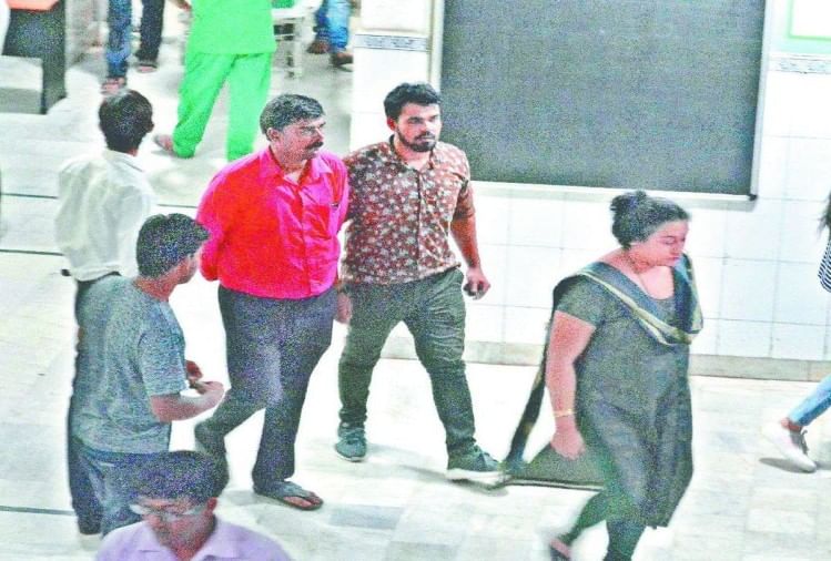 à¤à¤¸à¥à¤ªà¤¤à¤¾à¤² à¤®à¥à¤ à¤à¤¾à¤¯à¤² à¤¡à¥à¤à¥à¤à¤° à¤à¥ à¤ªà¤°à¤¿à¤à¤¨