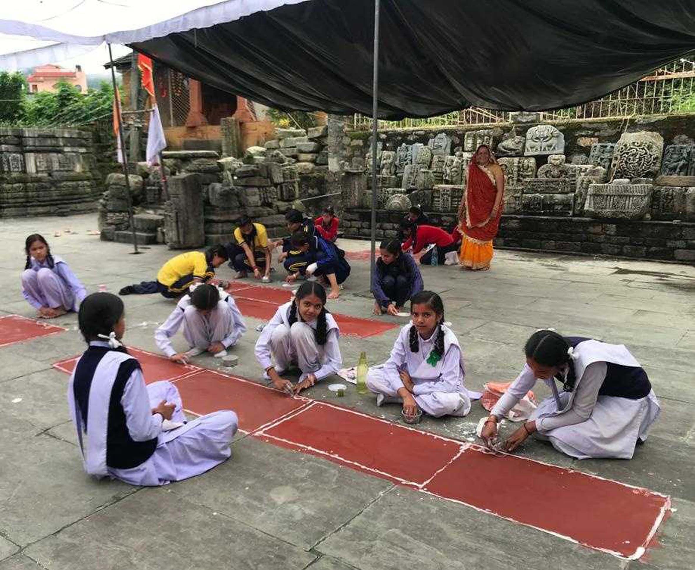 चंपावत के नंदा-सुनंदा महोत्सव में ऐंपण प्रतियोगिता में शिरकत करतीं छात्राएं। चंपावत के नंदा-सुनंदा महोत्सव में ऐंपण प्रतियोगिता में शिरकत करतीं छात्राएं।