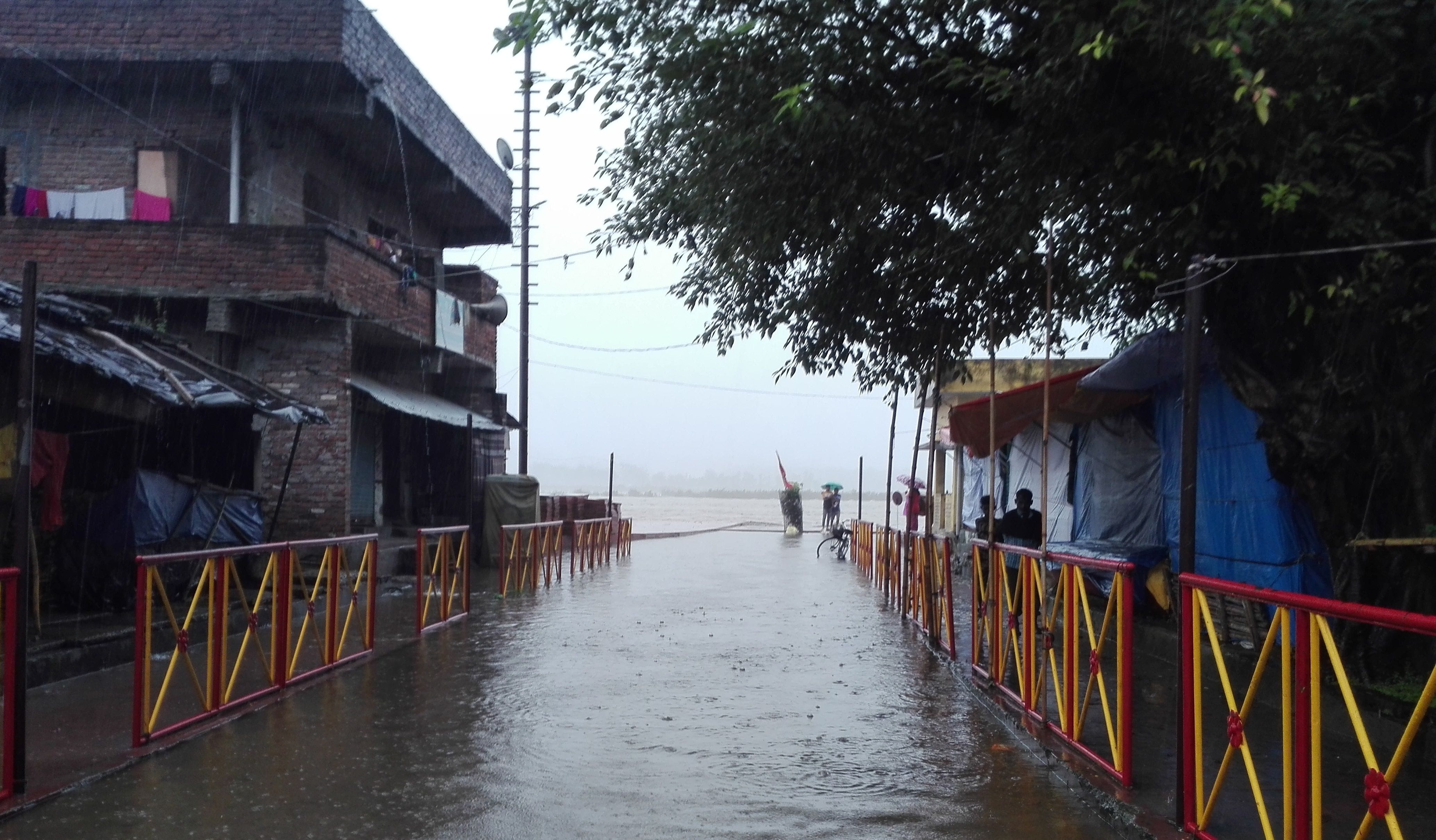 बारिश से जलमग्न हुआ टनकपुर के शारदा स्नानघाट का प्रवेश द्वार।