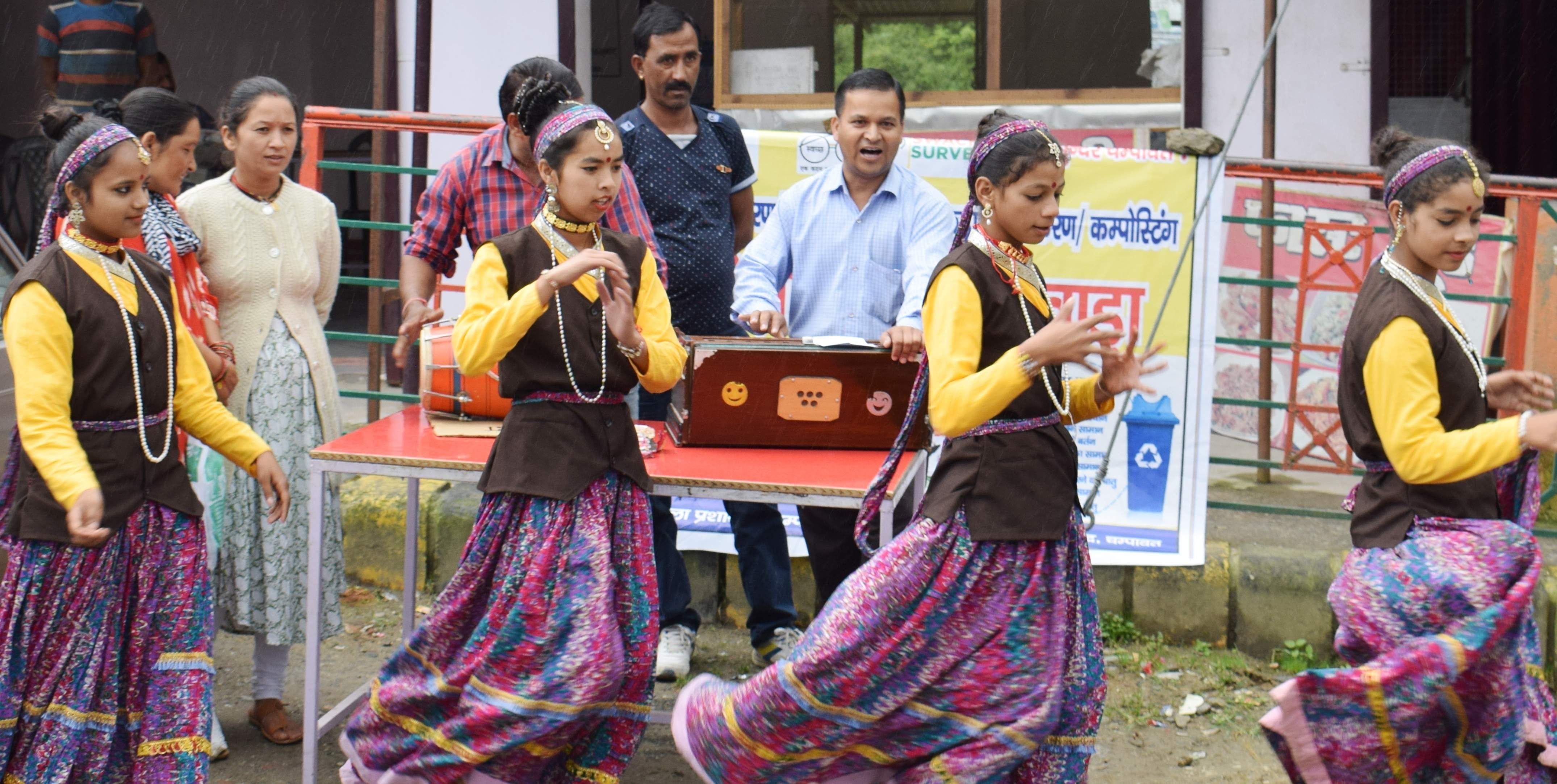 चंपावत के छतार वार्ड में रंगारंग कार्यक्रमों के जरिए स्वच्छता का संदेश देतीं छात्राएं। चंपावत के छतार वार्ड में रंगारंग कार्यक्रमों के जरिए स्वच्छता का संदेश देतीं छात्राएं।