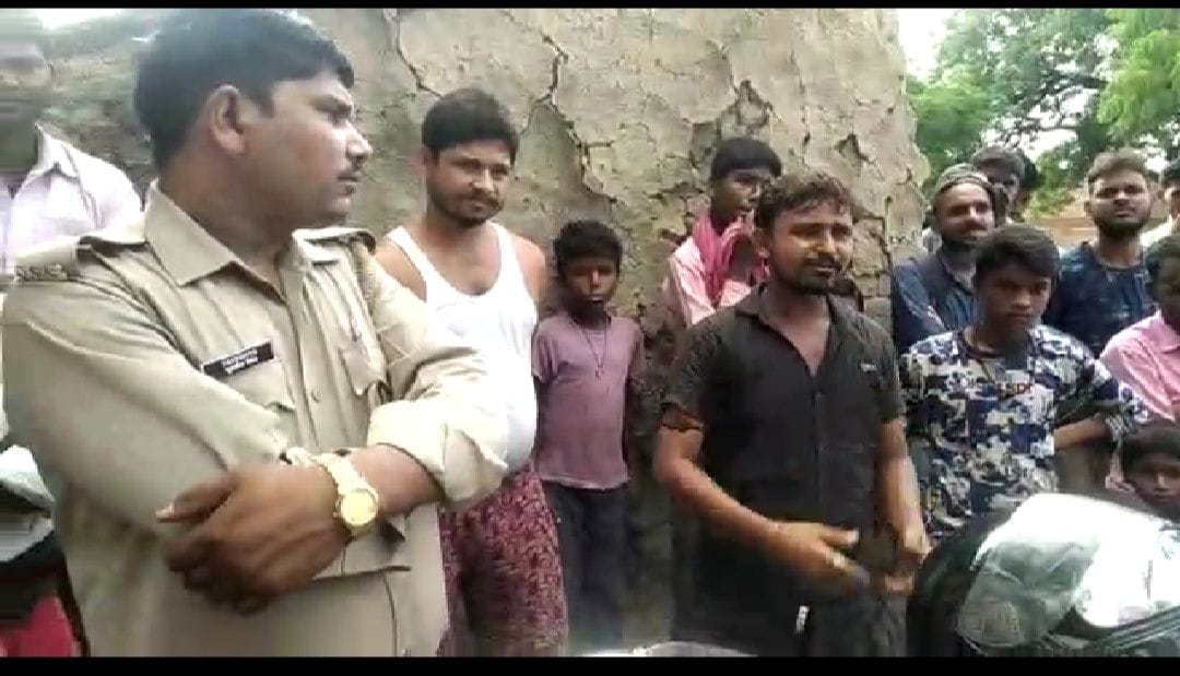 स्कूल के बाहर ग्रामीण पुलिस को जानकारी देते स्कूल के बाहर ग्रामीण पुलिस को जानकारी देते