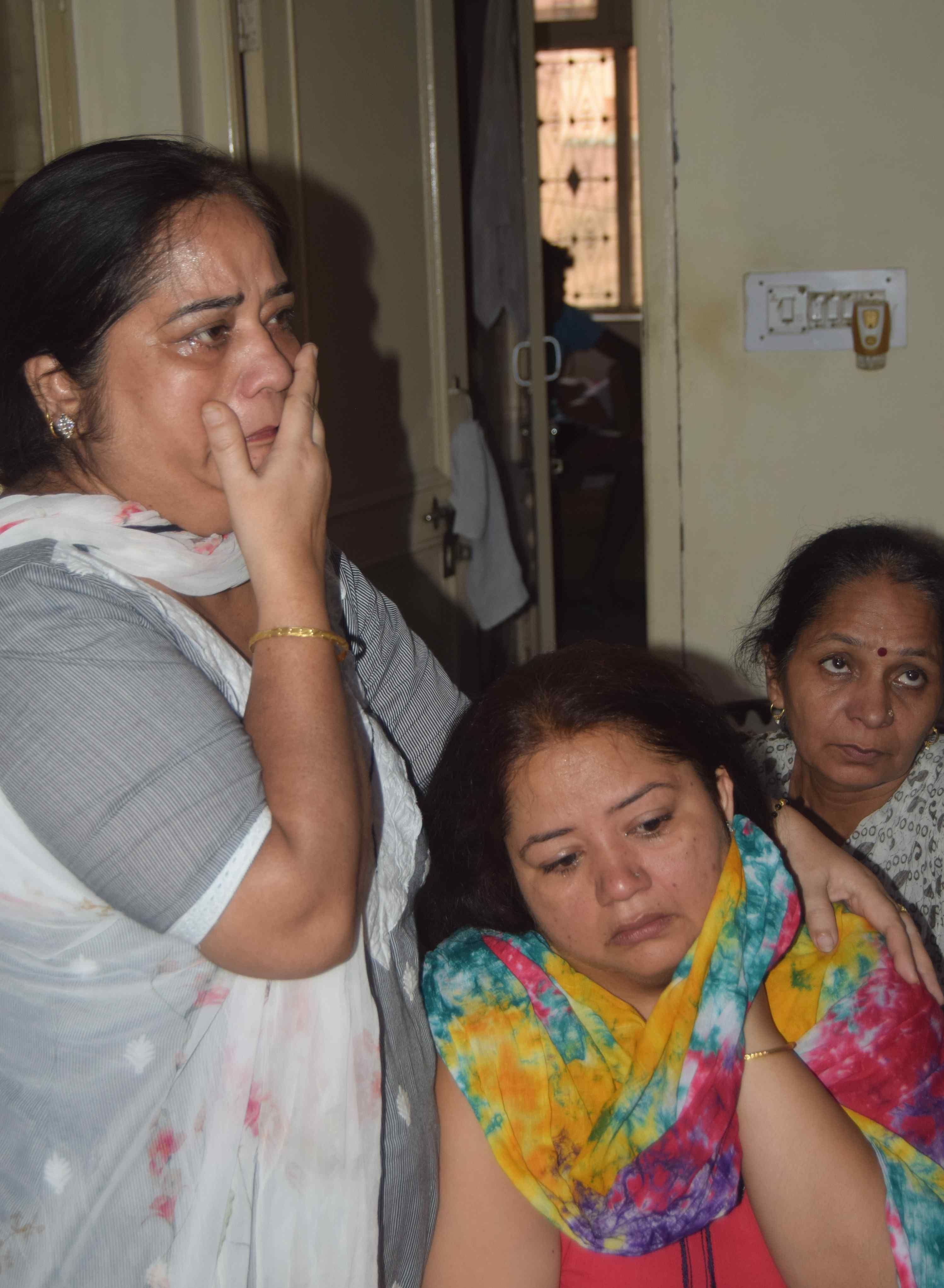 गांधी कैंप के पटेल नगर में कृष्णा की हत्या के गमजदा बेटी सीमा और परिवार के सदस्य। गांधी कैंप के पटेल नगर में कृष्णा की हत्या के गमजदा बेटी सीमा और परिवार के सदस्य।