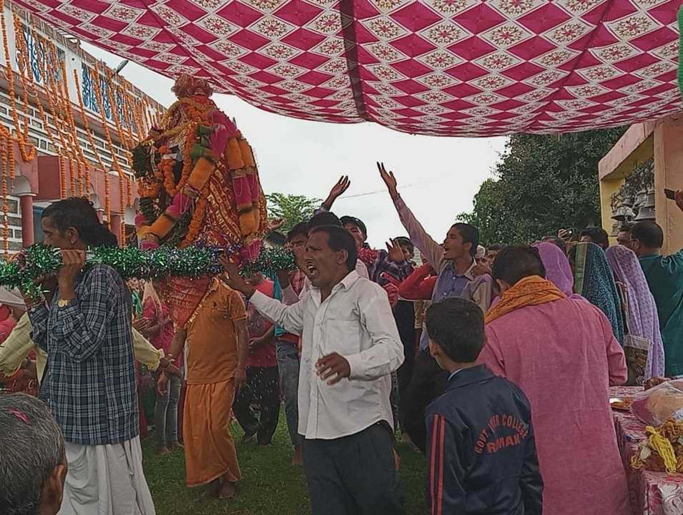 रमक मेले में शोभा यात्रा निकालते श्रद्धालु। रमक मेले में शोभा यात्रा निकालते श्रद्धालु।