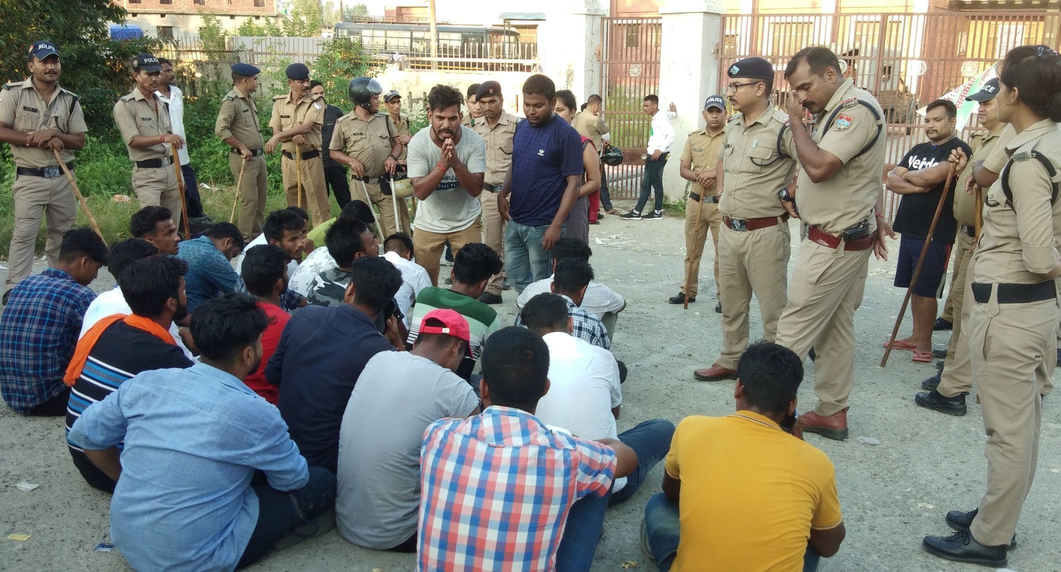 सितारगंज में धरना प्रदर्शन करते छात्र व तैनात पुलिस फोर्स। सितारगंज में धरना प्रदर्शन करते छात्र व तैनात पुलिस फोर्स।