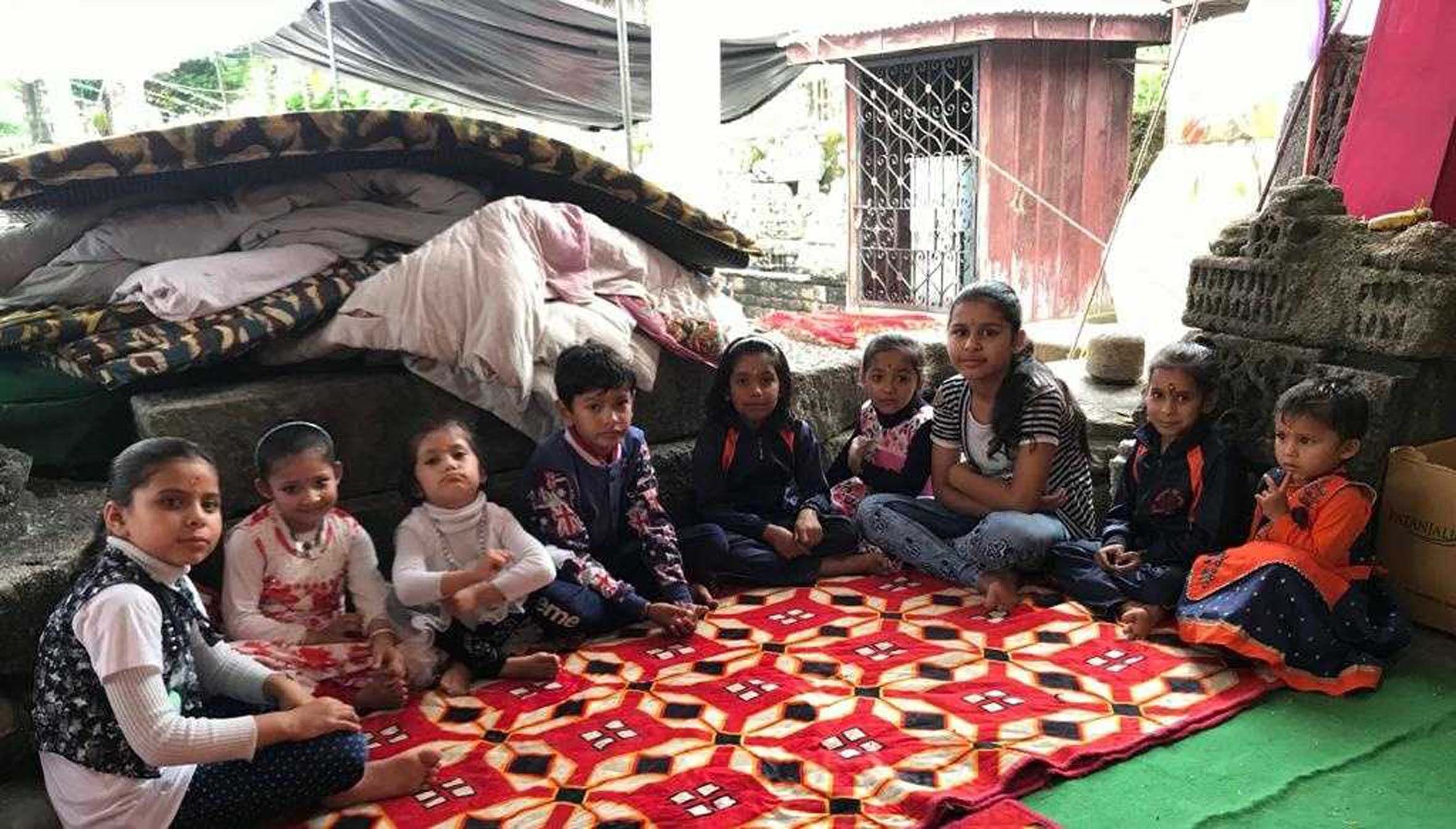 चंपावत के नंदा-सुनंदा महोत्सव में प्रतियोगिता के लिए इंतजार करतीं छात्राएं। चंपावत के नंदा-सुनंदा महोत्सव में प्रतियोगिता के लिए इंतजार करतीं छात्राएं।
