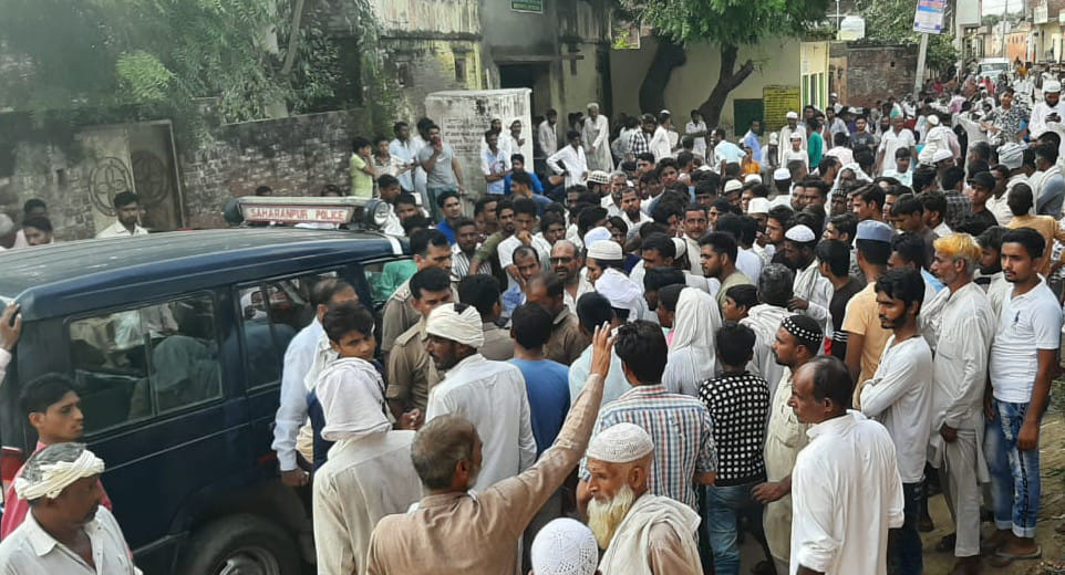झबीरन गांव में बिजली करंट से मजदूर की मौत पर गुस्साएं लोगों को समझाती पुलिस झबीरन गांव में बिजली करंट से मजदूर की मौत पर गुस्साएं लोगों को समझाती पुलिस