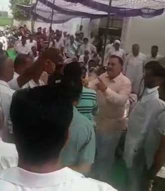 दोनों यूनियनों के पदाधिकारियों के बीच नोंक झोंक होती हुई दोनों यूनियनों के पदाधिकारियों के बीच नोंक झोंक होती हुई