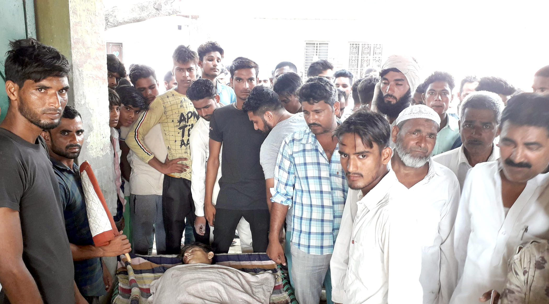 झबीरन गांव में मजदूर की मौत पर गमगीन परिजन व ग्रामीण झबीरन गांव में मजदूर की मौत पर गमगीन परिजन व ग्रामीण
