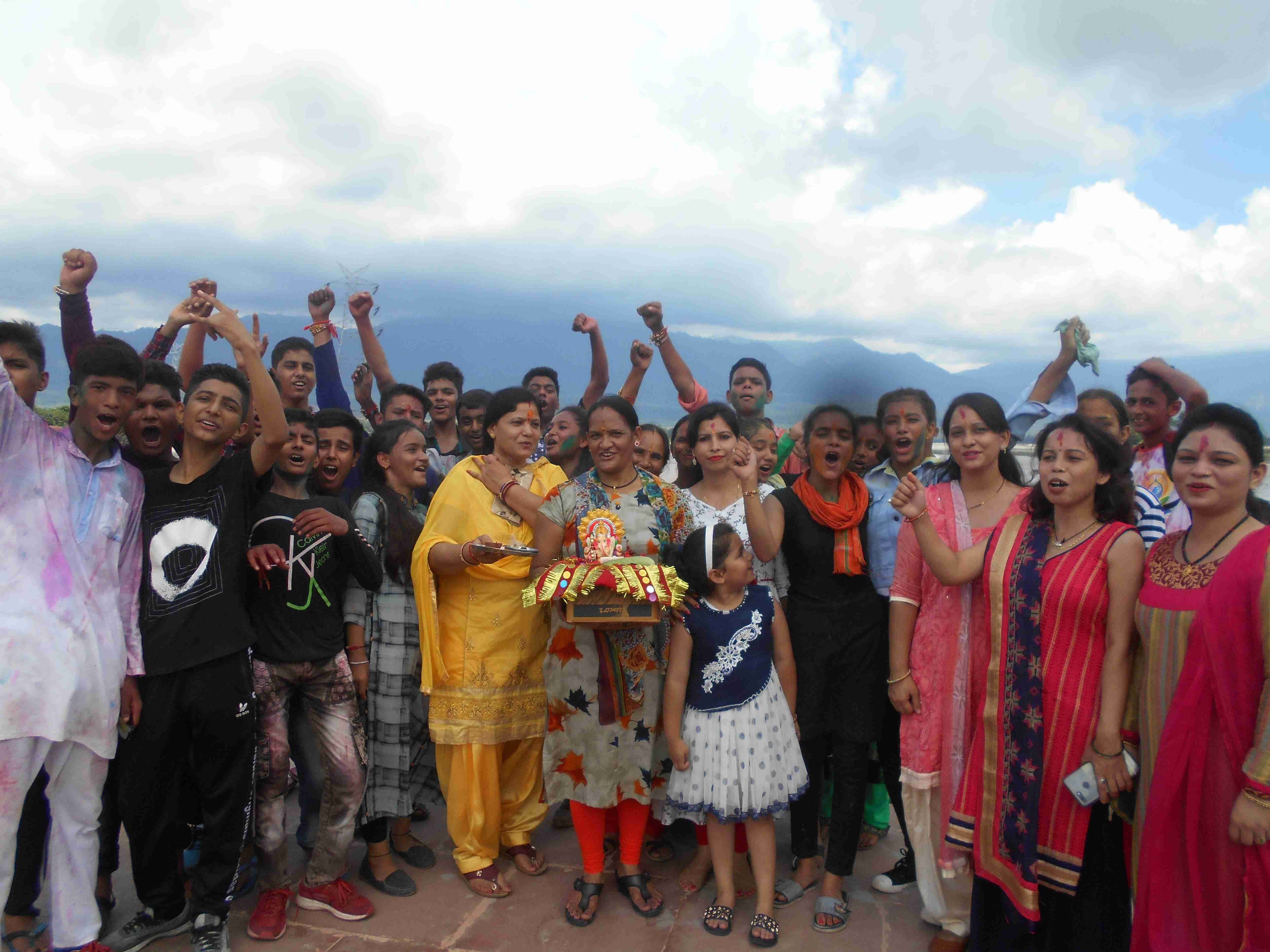 टनकपुर के शारदा घाट में भगवान गणेशी की मूति का विसर्जन करते एबीसी अल्मा मैटर स्कूल के बच्चे और शि? टनकपुर के शारदा घाट में भगवान गणेशी की मूति का विसर्जन करते एबीसी अल्मा मैटर स्कूल के बच्चे और शि?