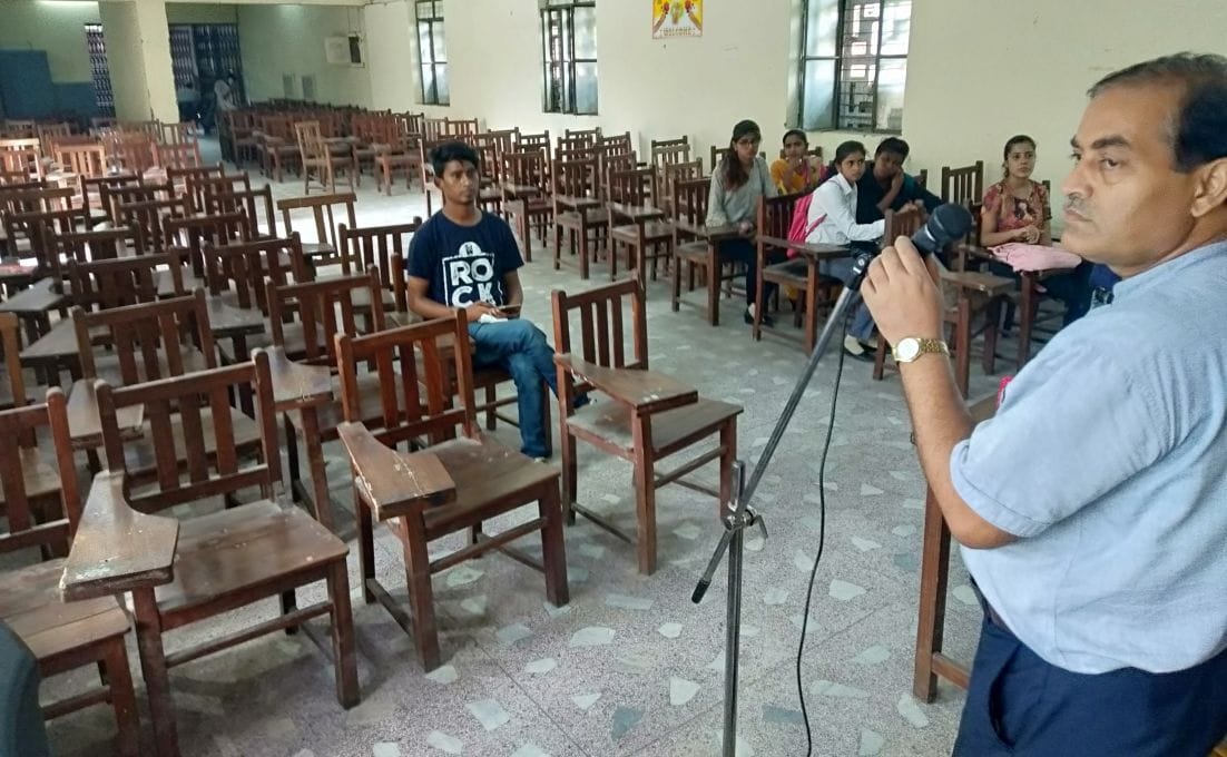 रुद्रपुर डिग्री कालेज में आम सभा रद्द करने की घोषणा करते मुख्य चुनाव अधिकारी। रुद्रपुर डिग्री कालेज में आम सभा रद्द करने की घोषणा करते मुख्य चुनाव अधिकारी।
