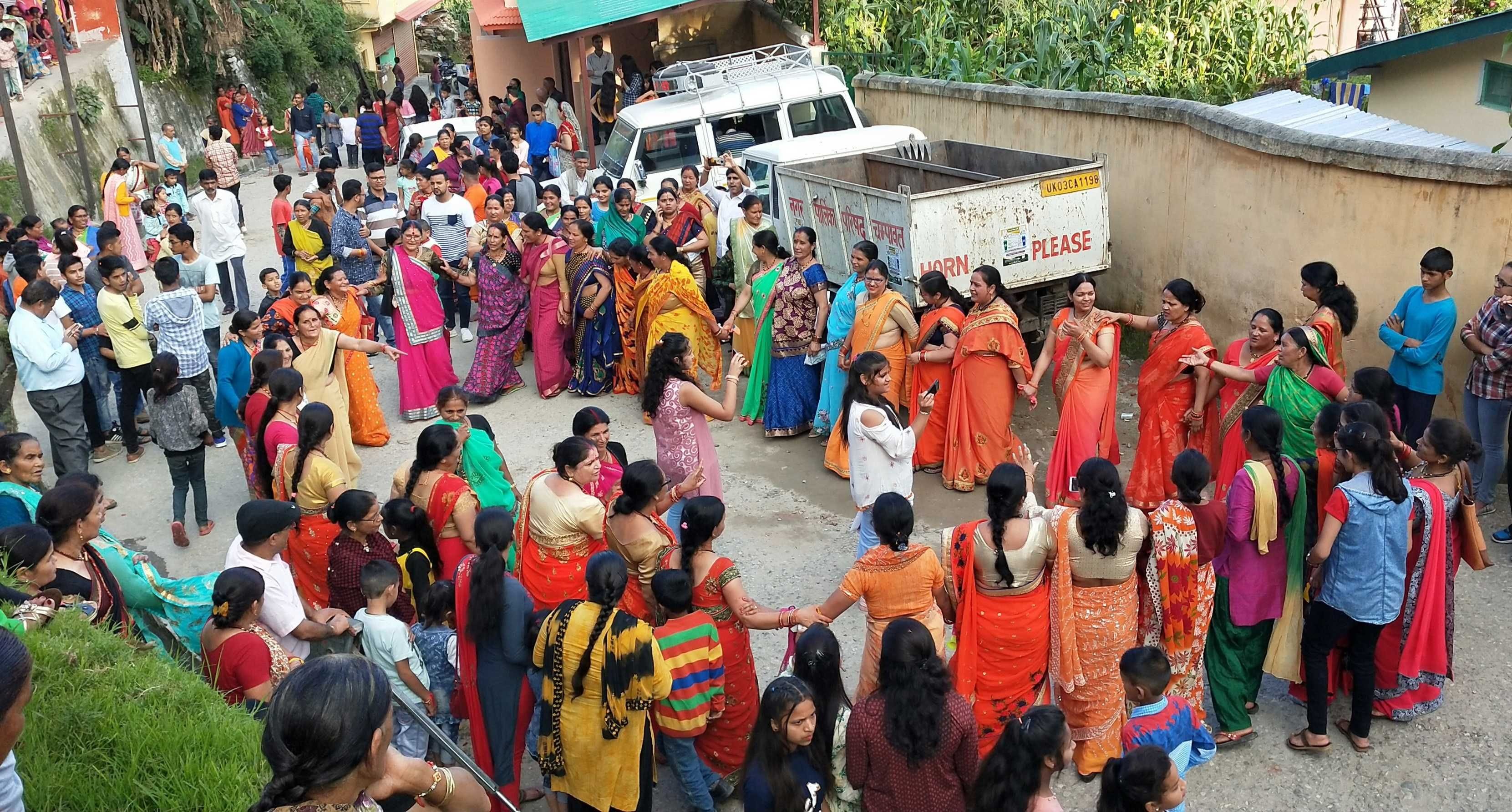चंपावत में नंदा-सुनंदा महोत्सव में झोड़ा गायन करतीं महिलाएं।