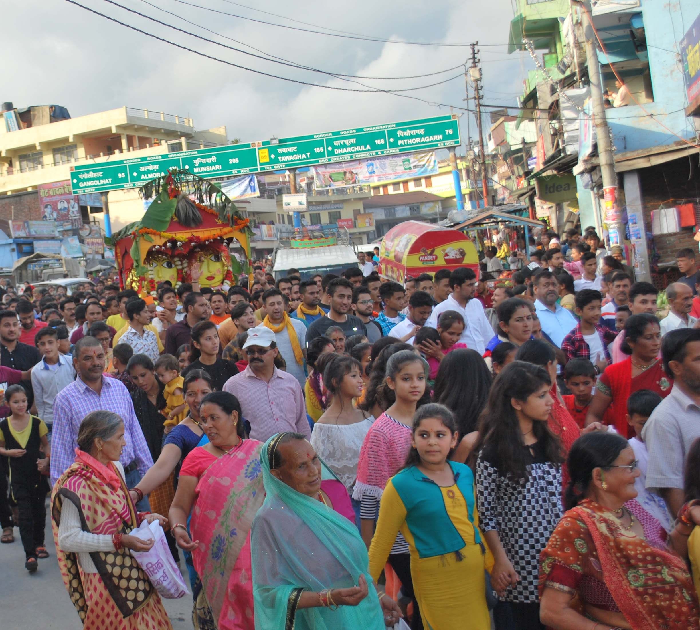 नंदा-सुनंदा महोत्सव में चंपावत में शोभा यात्रा में उमड़े श्रद्धालु।
