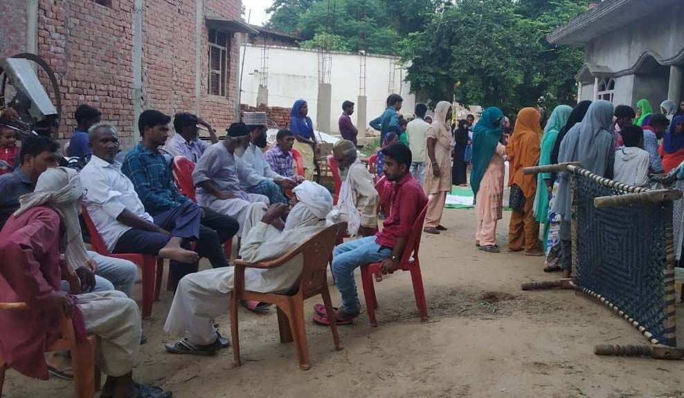 संग्रामगढ़ थाना क्षेत्र के बवलया बाजीआ गांव में मृतका के घर में जुटी ग्रामीणों की भीड़। संग्रामगढ़ थाना क्षेत्र के बवलया बाजीआ गांव में मृतका के घर में जुटी ग्रामीणों की भीड़।