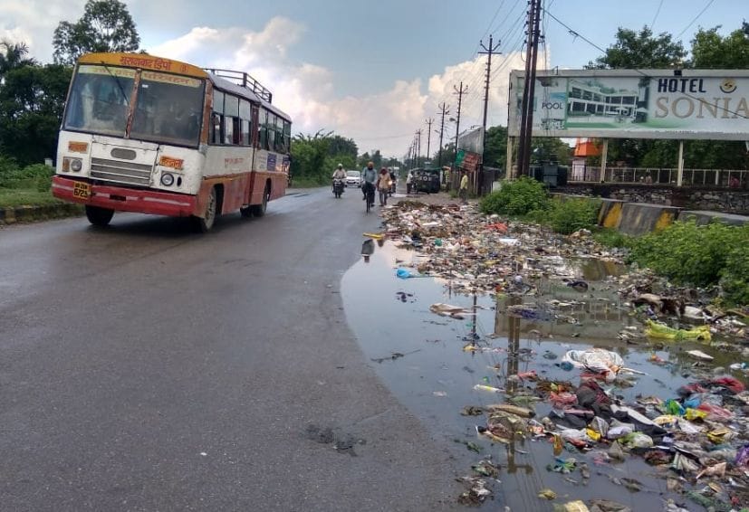 रुद्रपुर में एनएच-87 के किनारे बरसाती पानी में तैरता कूड़ा। रुद्रपुर में एनएच-87 के किनारे बरसाती पानी में तैरता कूड़ा।