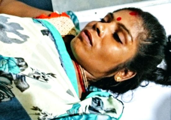 दिनेशपुर में सड़क हादसे में घायल महिला मजदूर। दिनेशपुर में सड़क हादसे में घायल महिला मजदूर।