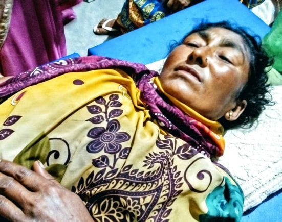 दिनेशपुर में सड़क हादसे में घायल महिला। दिनेशपुर में सड़क हादसे में घायल महिला।