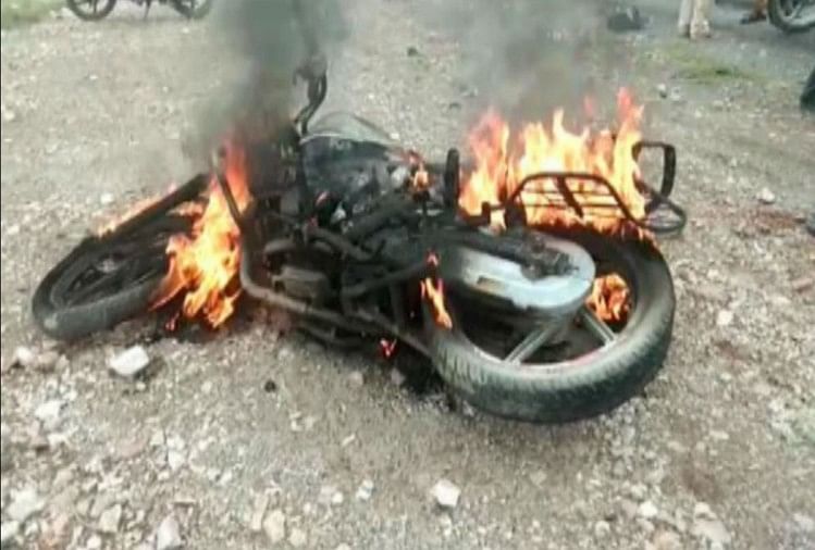 Des éléments chaotiques ont saccagé deux magasins, jeté des marchandises et brûlé des vélos à Azamgarh