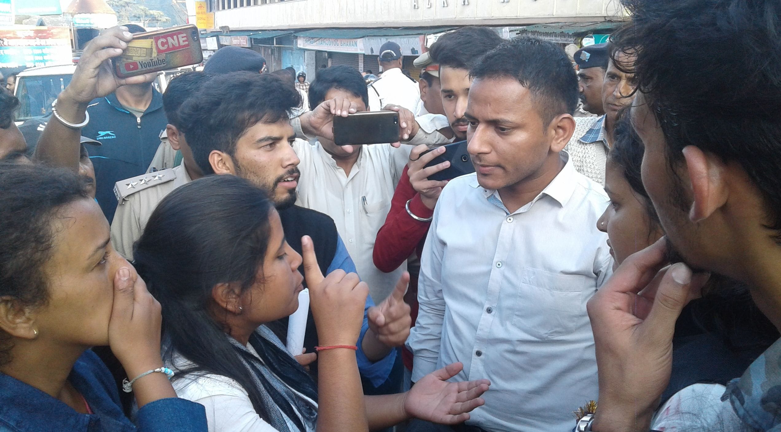 आक्रोशित छात्र छात्राओं को समझाते संयुक्त मजिस्ट्रेट। अमर उजाला