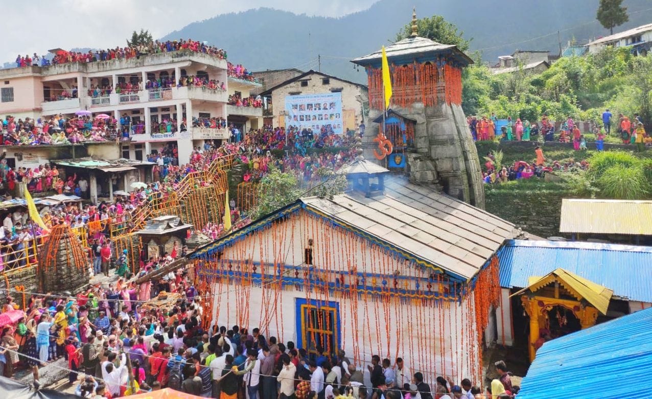त्रियुगीनारायण मंदिर में बामन द्वादशी पर आयोजित मेला में आराध्य के दर्शनों को उमड़े श्रद्घालु। त्रियुगीनारायण मंदिर में बामन द्वादशी पर आयोजित मेला में आराध्य के दर्शनों को उमड़े श्रद्घालु।