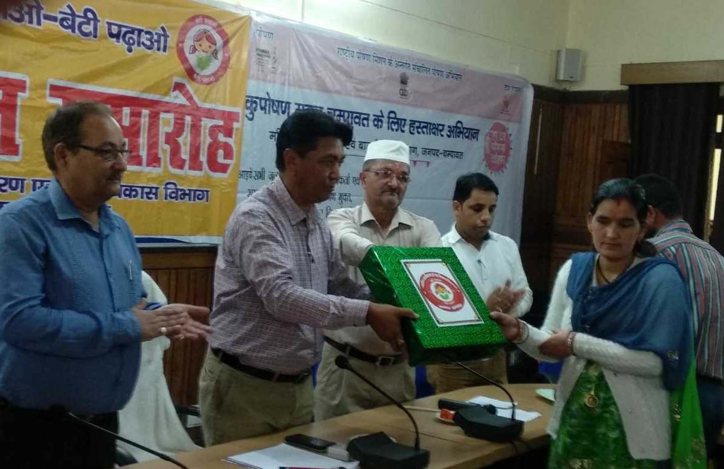 चंपावत में दो बेटियों के बाद परिवार नियोजन कार्यक्रम को अपनाने वाली पुष्पा देवी को पुरस्कृत करत? चंपावत में दो बेटियों के बाद परिवार नियोजन कार्यक्रम को अपनाने वाली पुष्पा देवी को पुरस्कृत करत?