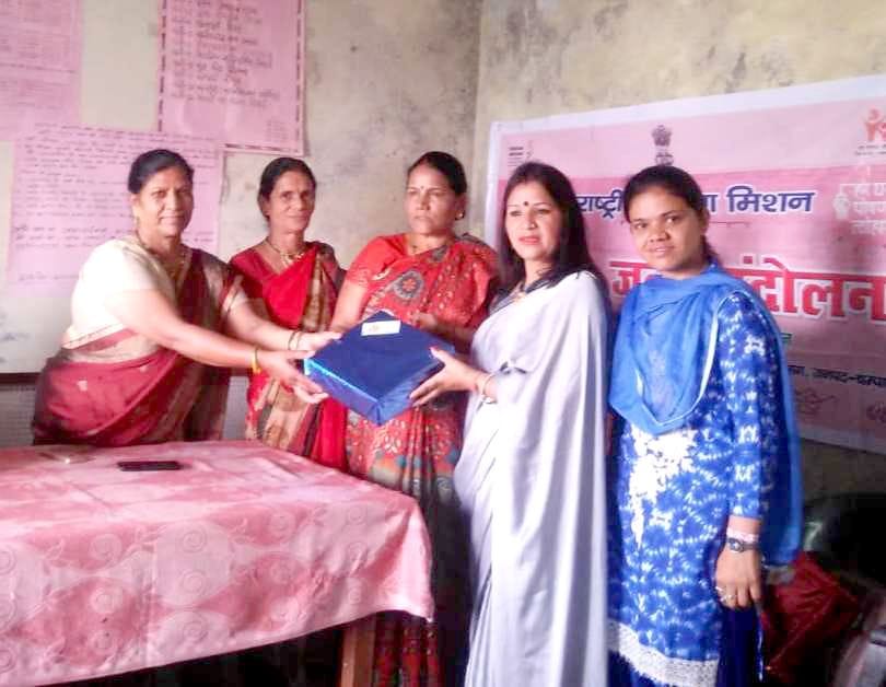 बाराकोट में बेटी बचाओ बेटी पढाओ अभियान के तहत मीना बोरा को पुरस्कृत करती सीडीपीओ पुष्पा कोठारी। बाराकोट में बेटी बचाओ बेटी पढाओ अभियान के तहत मीना बोरा को पुरस्कृत करती सीडीपीओ पुष्पा कोठारी।