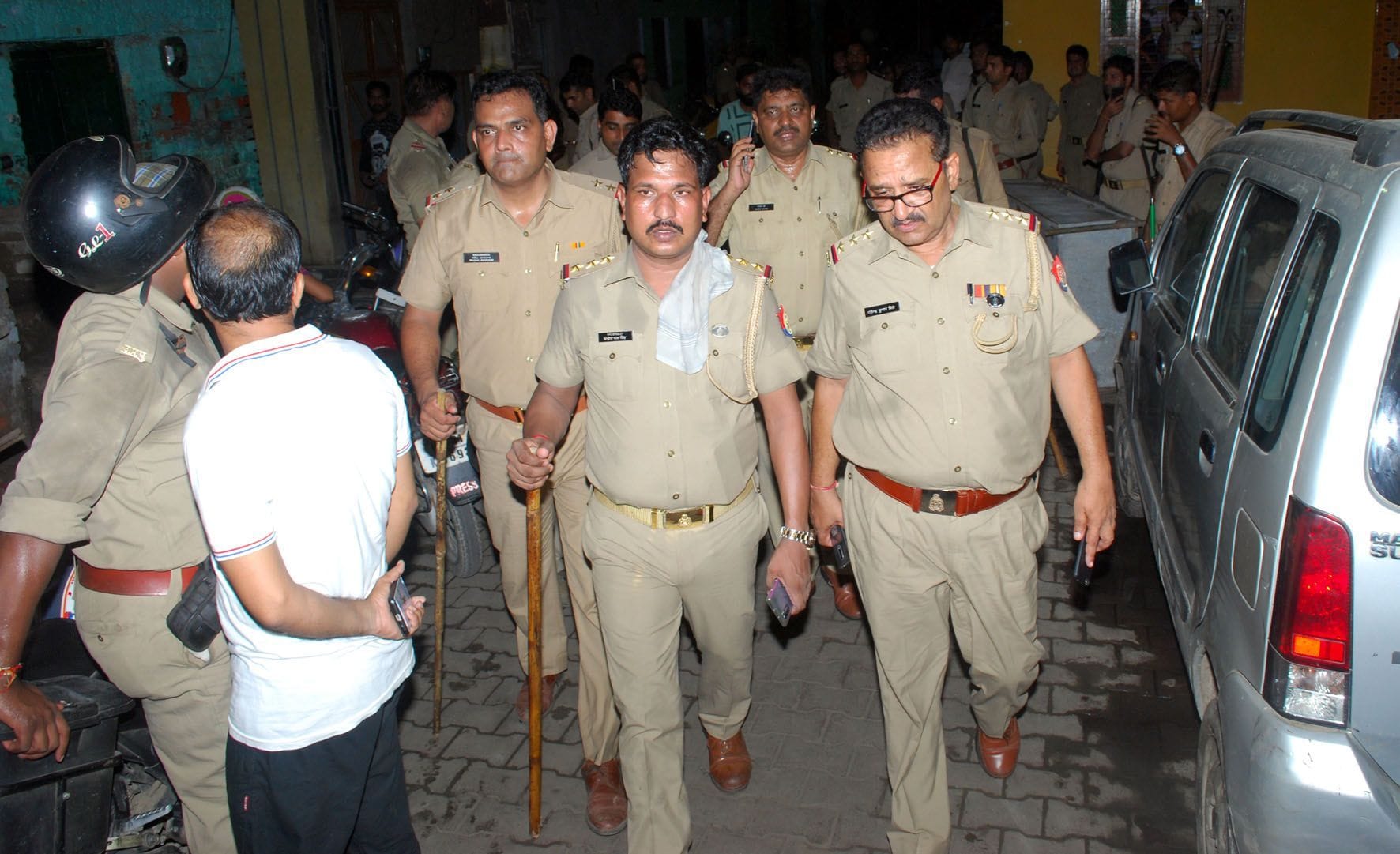 सराय कावा तुर्कमान गेट में दो पक्षों के बीच हुए झगड़े की सूचना पर पहुंची पुलिस। सराय कावा तुर्कमान गेट में दो पक्षों के बीच हुए झगड़े की सूचना पर पहुंची पुलिस।