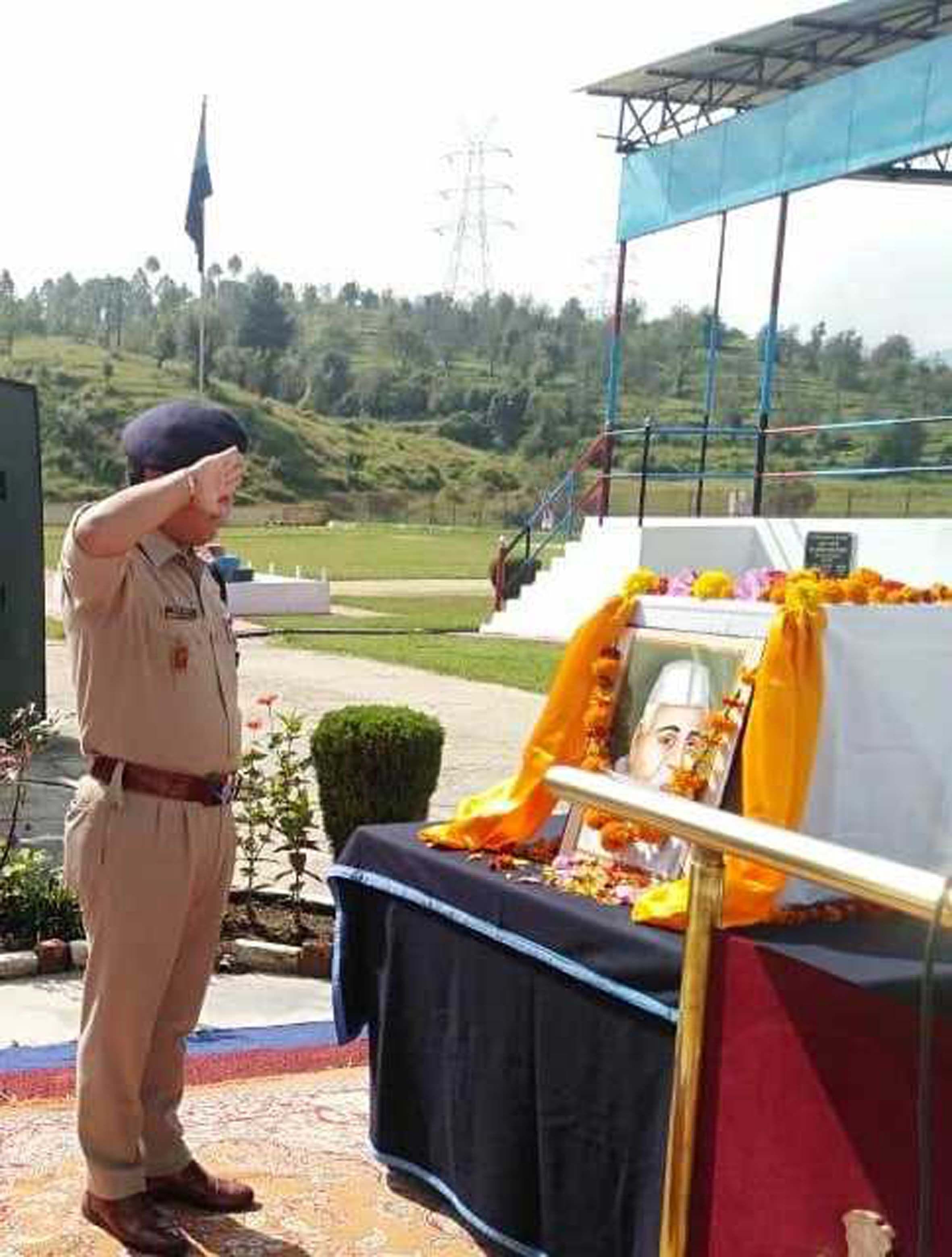 चंपावत में पंत जयंती में पंडित गोविंद बल्लभ पंत के चित्र को सेल्यूट करते एसपी धीरेंद्र गुंज्याल?