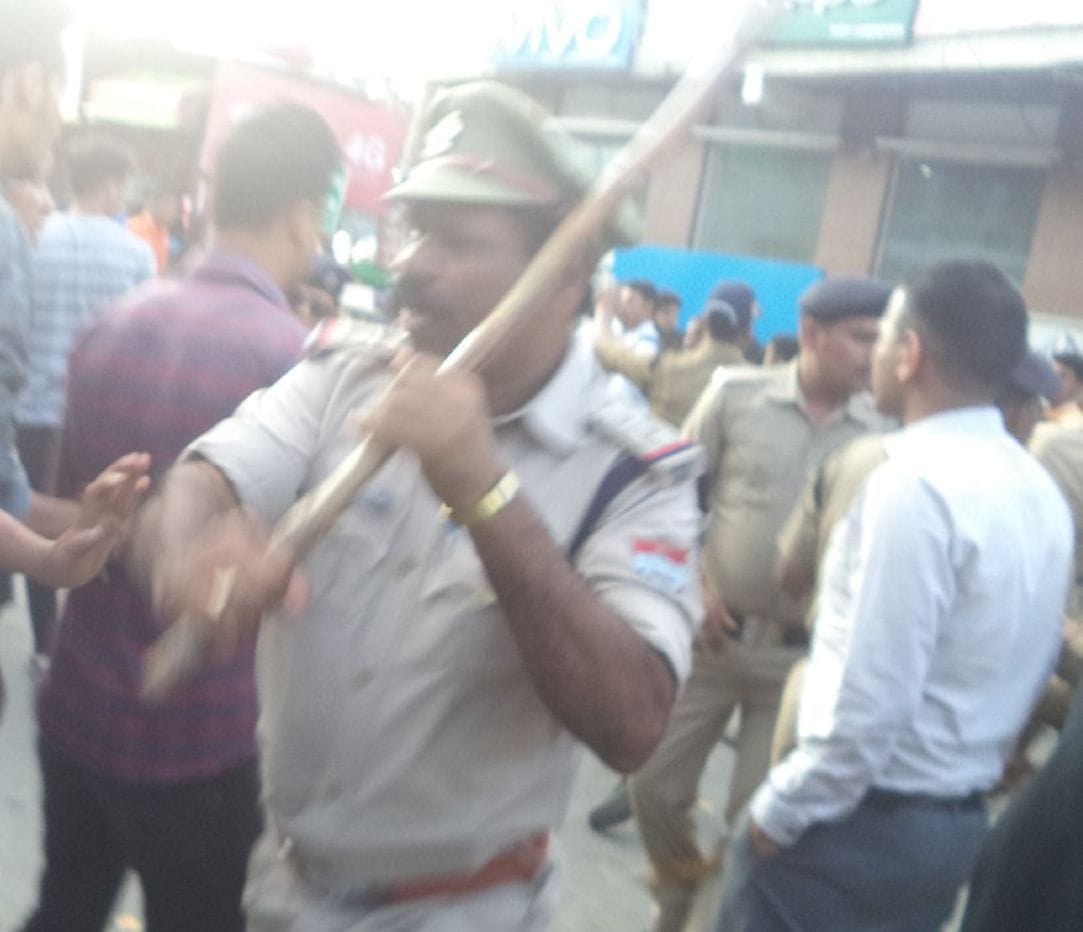 भीड़ पर लाठियां भांजते कोतवाल। अमर उजाला