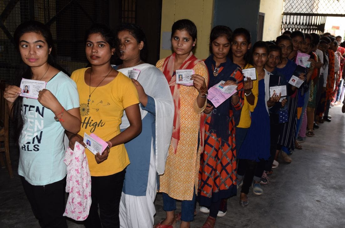 रुद्रपुर डिग्री कालेज में मतदान के लिए लाइन में खड़ी छात्राएं।