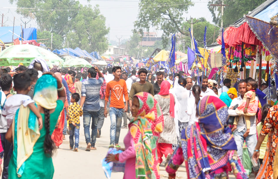 म्हाडी पर निशान चढाने जाते श्रद्घालु