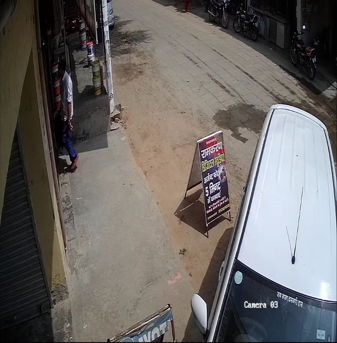   फोटो स्टूडियो में खाली घुसता व्यक्ति।