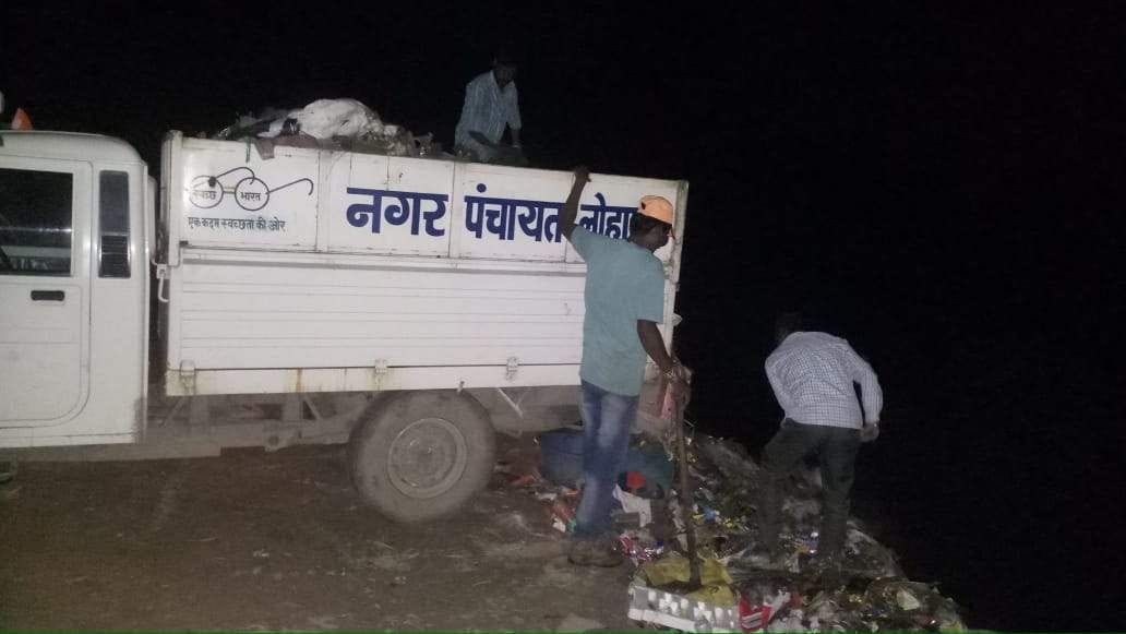 चंपावत के ललुवापानी रोड में रात्रि अंधेरे में कूड़ा डालता लोहाघाट नगर पंचायत का वाहन।