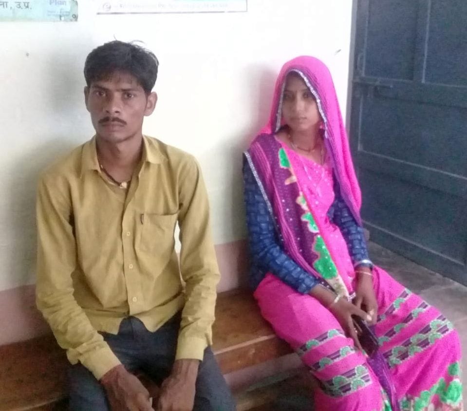 थाना अजनर में घटना की जानकारी देते पीड़ित दंपत्ति थाना अजनर में घटना की जानकारी देते पीड़ित दंपत्ति