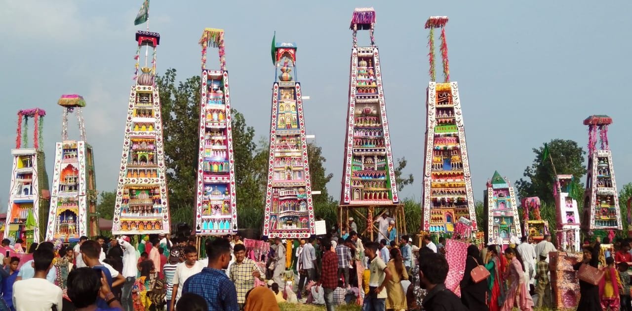 बाजपुर गांव करबला मैदान में मोहर्रम पर एकत्र ताजिए। बाजपुर गांव करबला मैदान में मोहर्रम पर एकत्र ताजिए।