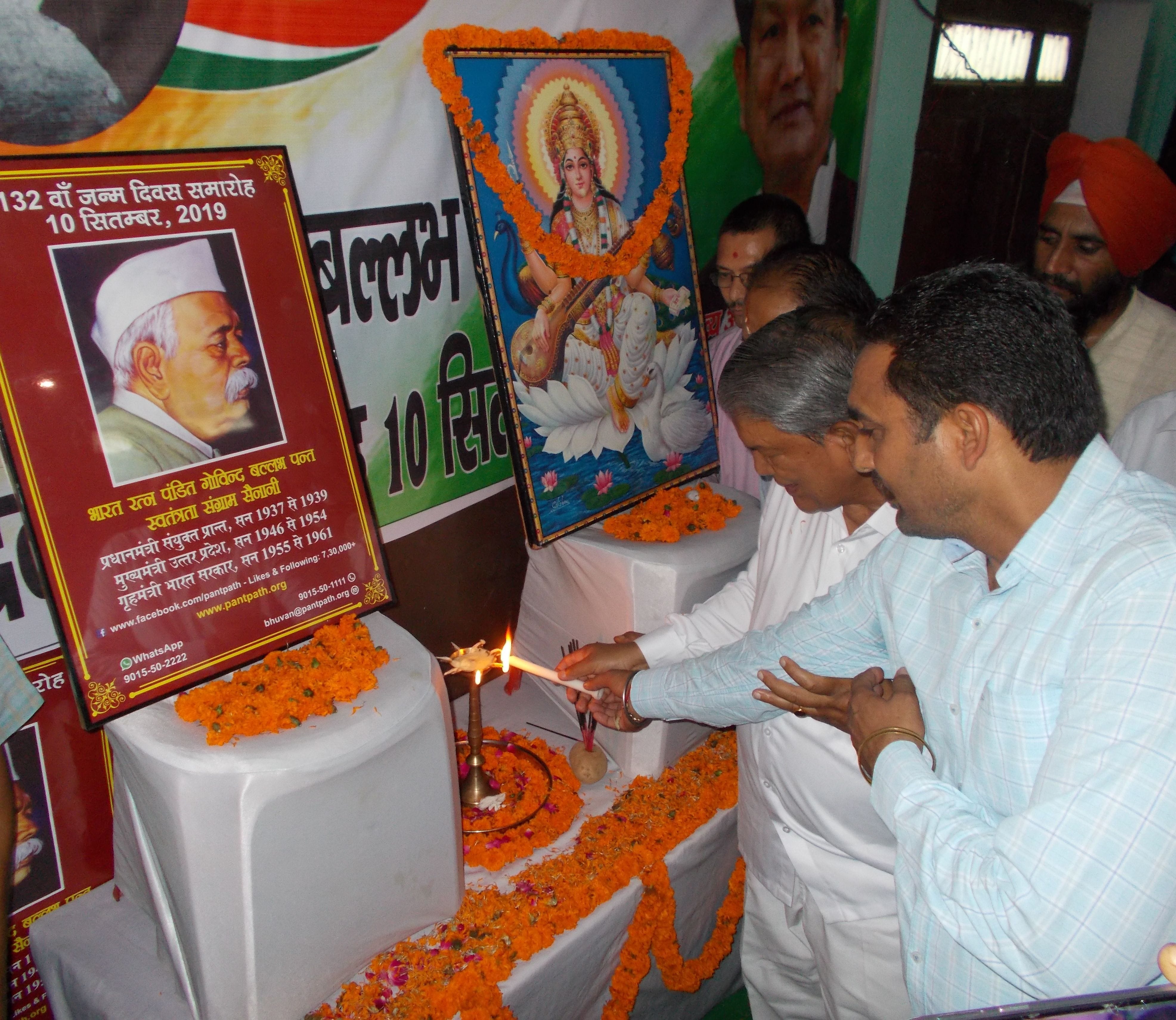 बाजपुर में गोविंद बल्लभ पंत के चित्र के समक्ष दीप जलाते पूर्व सीएम हरीश रावत।