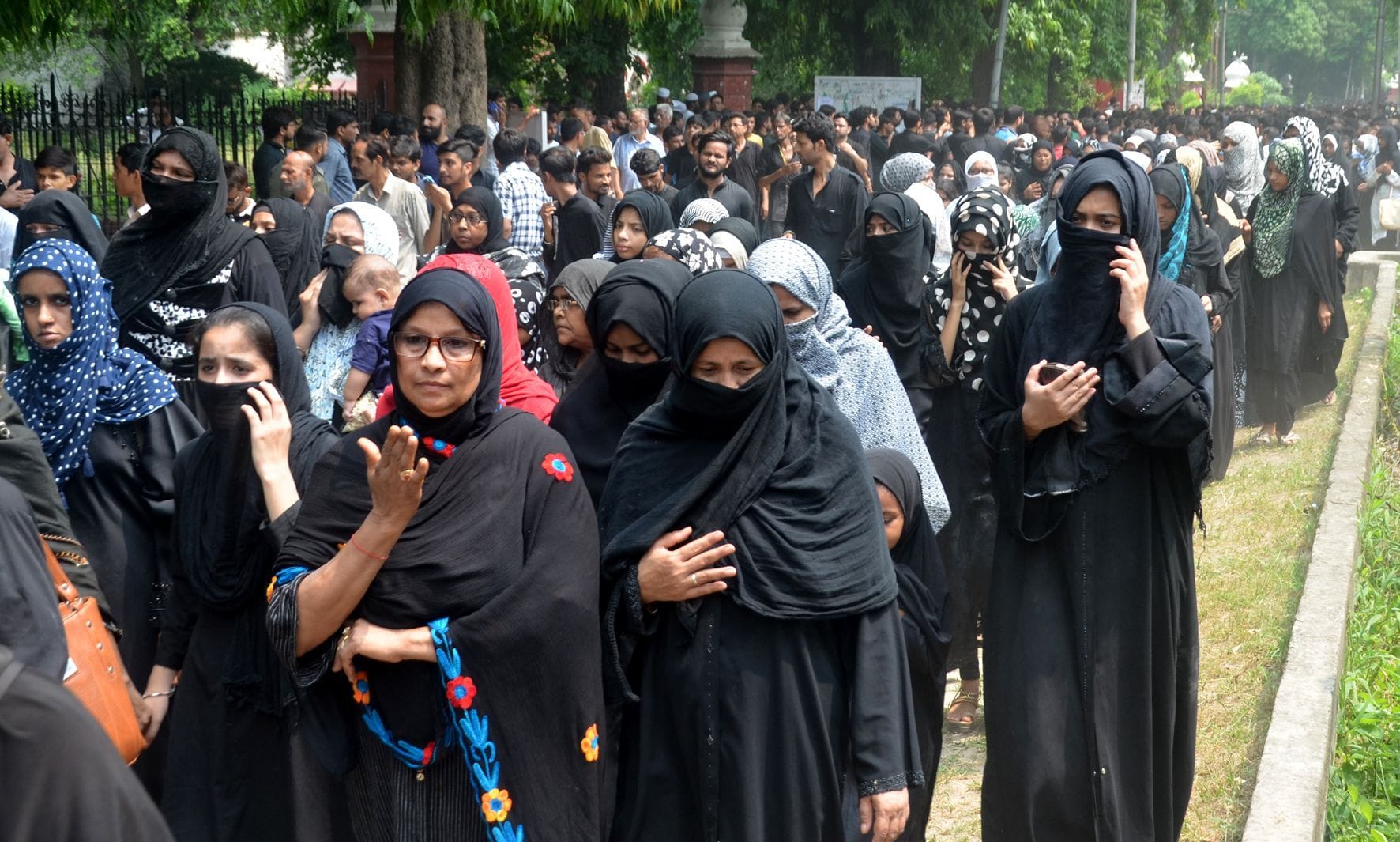 एएमयू बैतुल सलात से मोहर्रम जुलूस में मातम करती महिलाएं व बच्चे। एएमयू बैतुल सलात से मोहर्रम जुलूस में मातम करती महिलाएं व बच्चे।