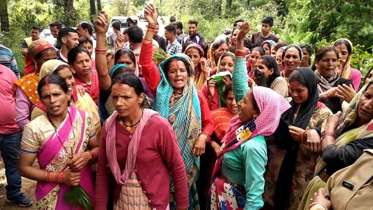 नगर पंचायत द्वारा चंदाखाल में निर्माणाधीन ट्रंचिंग ग्राउंड में कूड़ा डालने के विरोध में आक्रोश नगर पंचायत द्वारा चंदाखाल में निर्माणाधीन ट्रंचिंग ग्राउंड में कूड़ा डालने के विरोध में आक्रोश