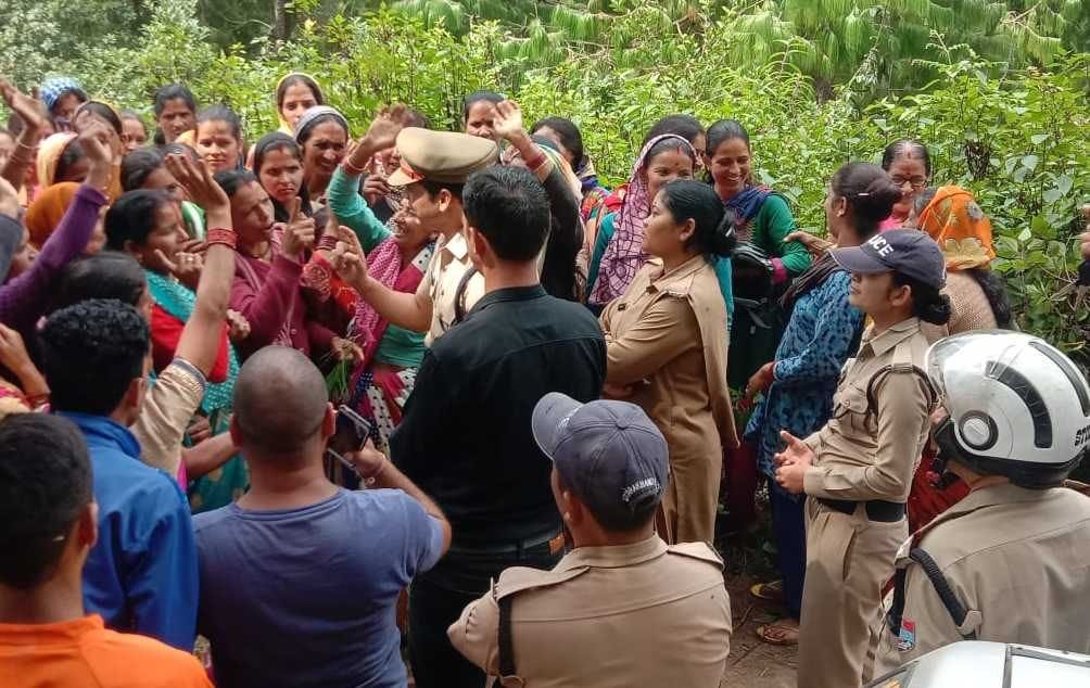 ट्रंचिंग ग्राउंड में कूडा डालने के विरोध में पुलिस प्रशासन और ग्रामीण महिलाओं के बीच होती नोकझो? ट्रंचिंग ग्राउंड में कूडा डालने के विरोध में पुलिस प्रशासन और ग्रामीण महिलाओं के बीच होती नोकझो?