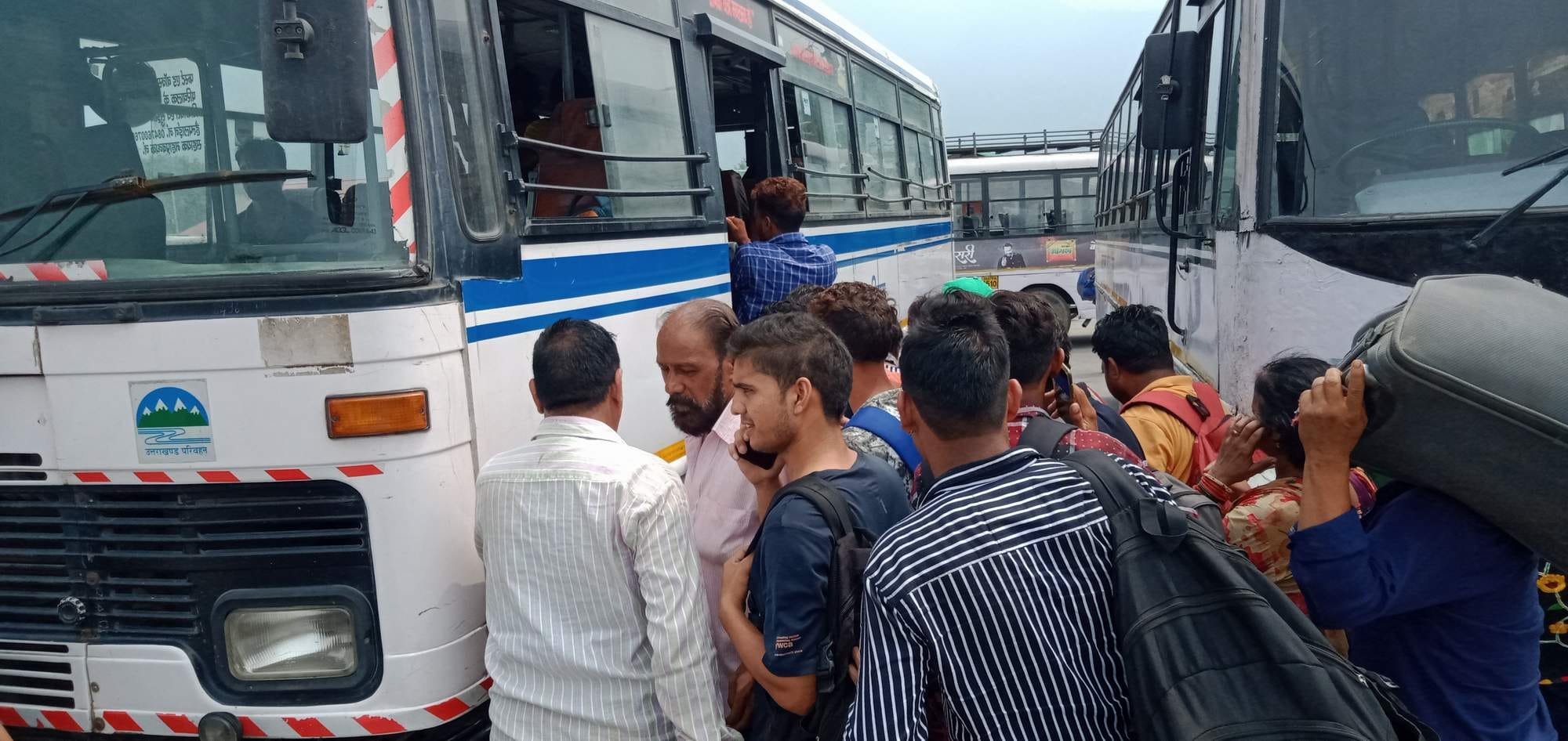 10 देहरादून, हरिद्वार रूट पर जाने के लिए रोडवेज बसों पर इस तरह रही मारामारी 10 देहरादून, हरिद्वार रूट पर जाने के लिए रोडवेज बसों पर इस तरह रही मारामारी