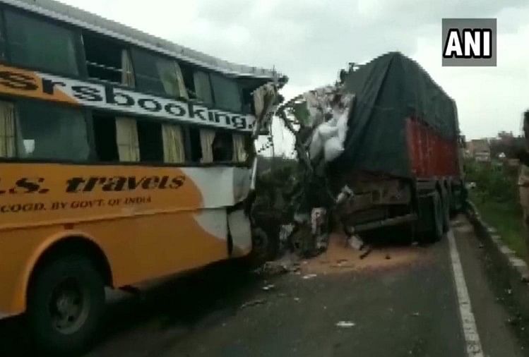 महाराष्ट्र: नेशनल हाईवे पर दर्दनाक हादसा, दो बसों की टक्कर में छह लोगों की मौत नेशनल हाईवे पर दो बसों की टक्कर