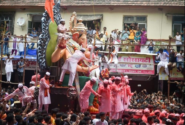 ગણેશ વિસર્જન દરમિયાન ઉત્સાહમાં લોકો