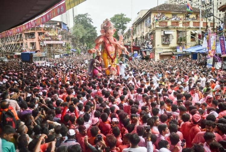 ગણેશ વિસર્જન દરમિયાન લોકો એકઠા થયા હતા
