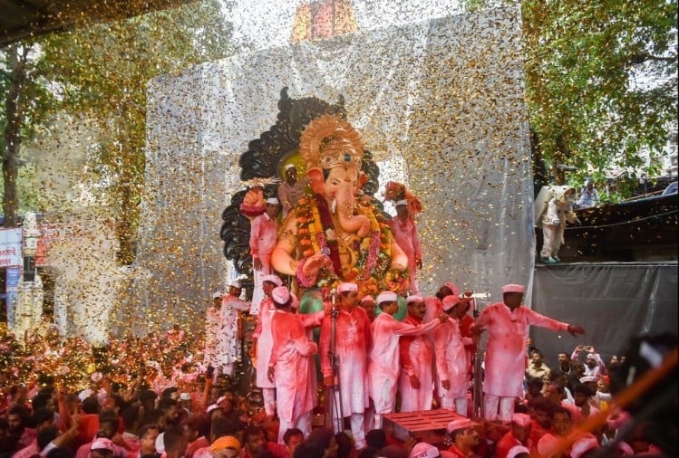 ગણેશ વિસર્જન દરમિયાન લોકોએ ઘણા રંગો લહેરાવ્યાં