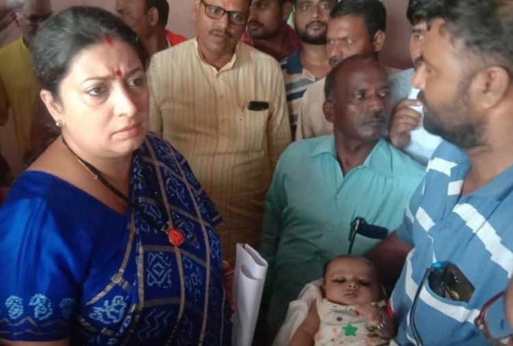 अमेठी में कैबिनेट मंत्री स्मृति ईरानी।