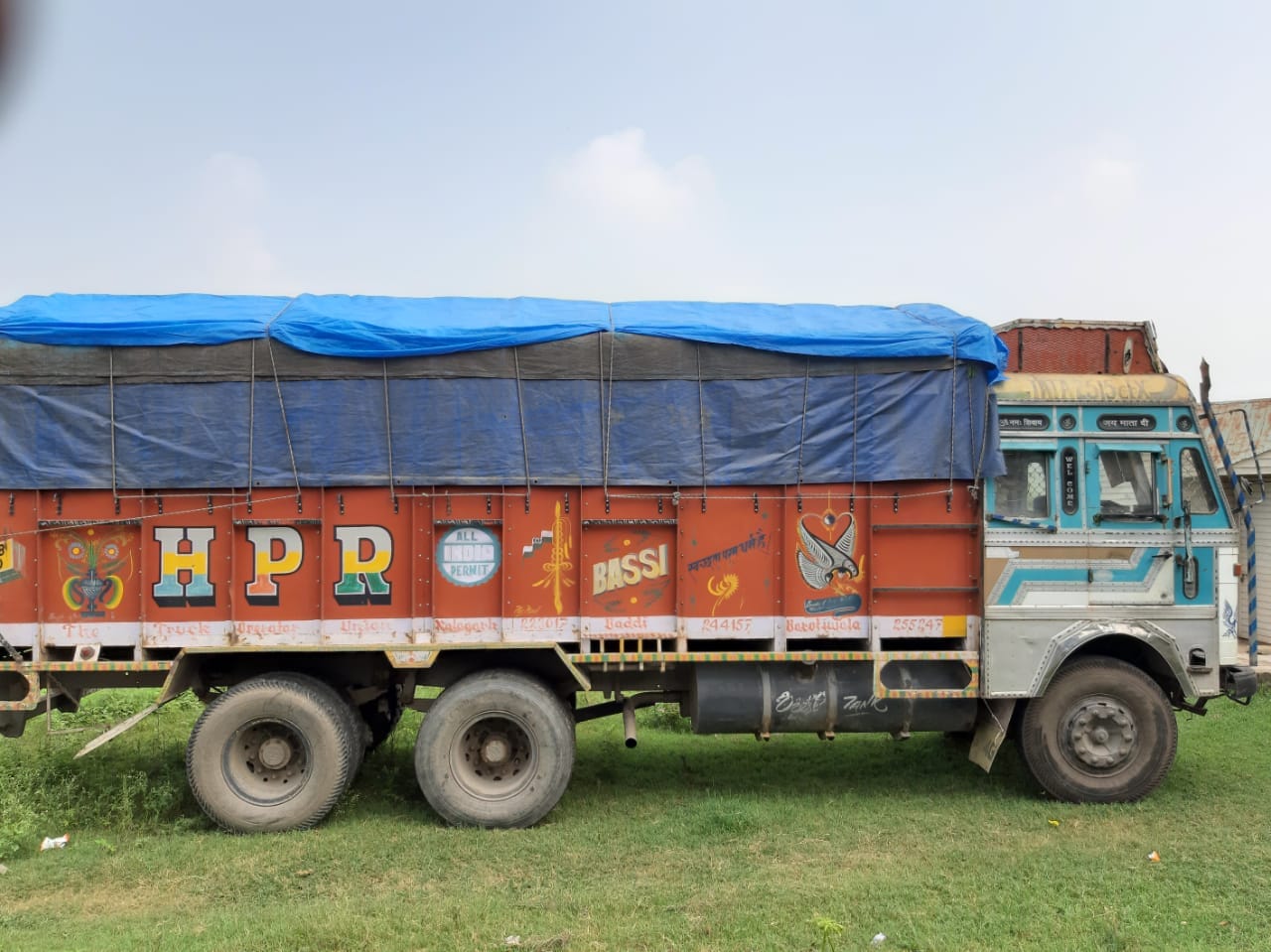डिटेक्टिव स्टाफ द्वारा काबू किए चोर व ट्रक ट्राला।