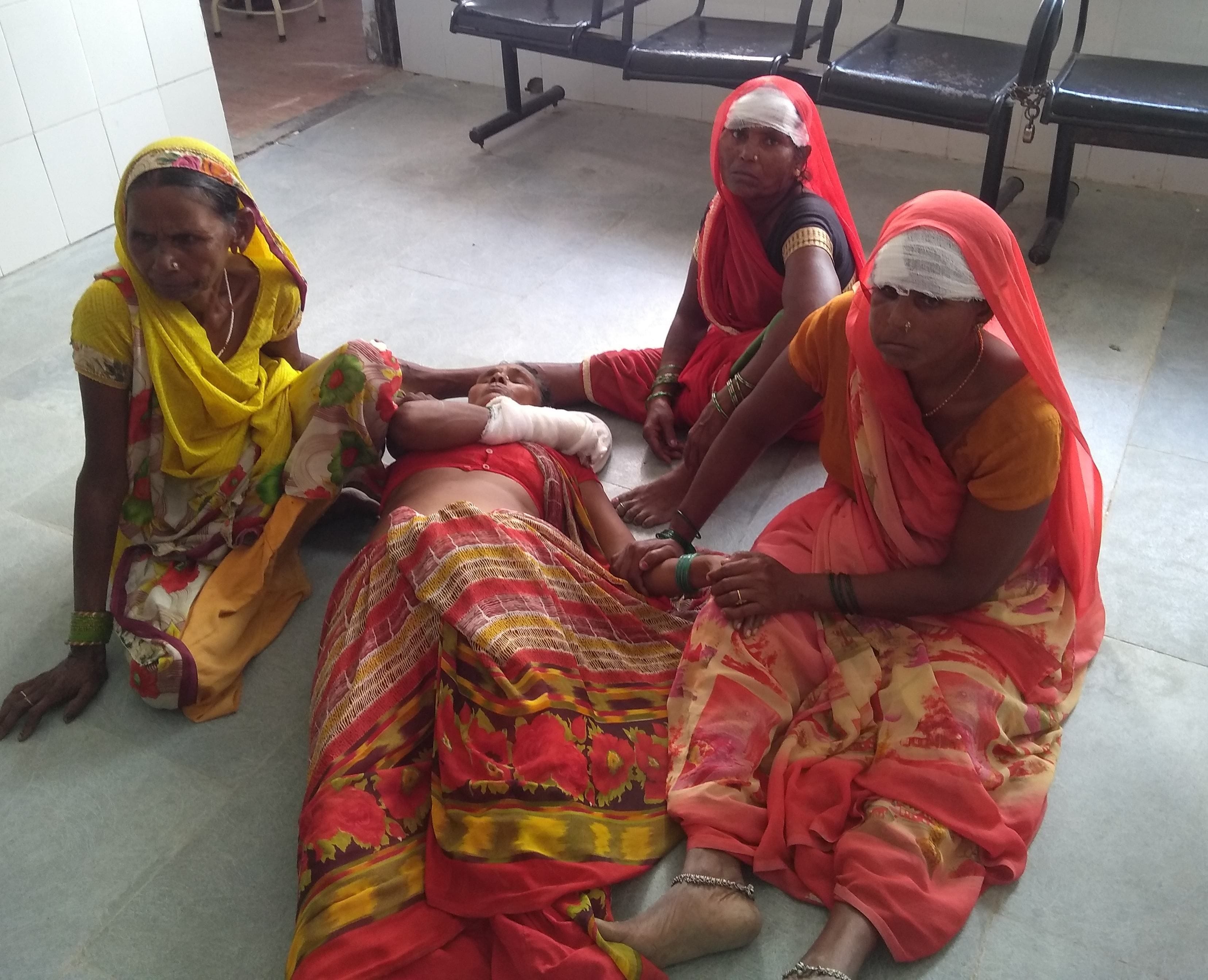 मेंहनगर थाना के बेनूपुर गांव में मारपीट में घायल लोग। मेंहनगर थाना के बेनूपुर गांव में मारपीट में घायल लोग।