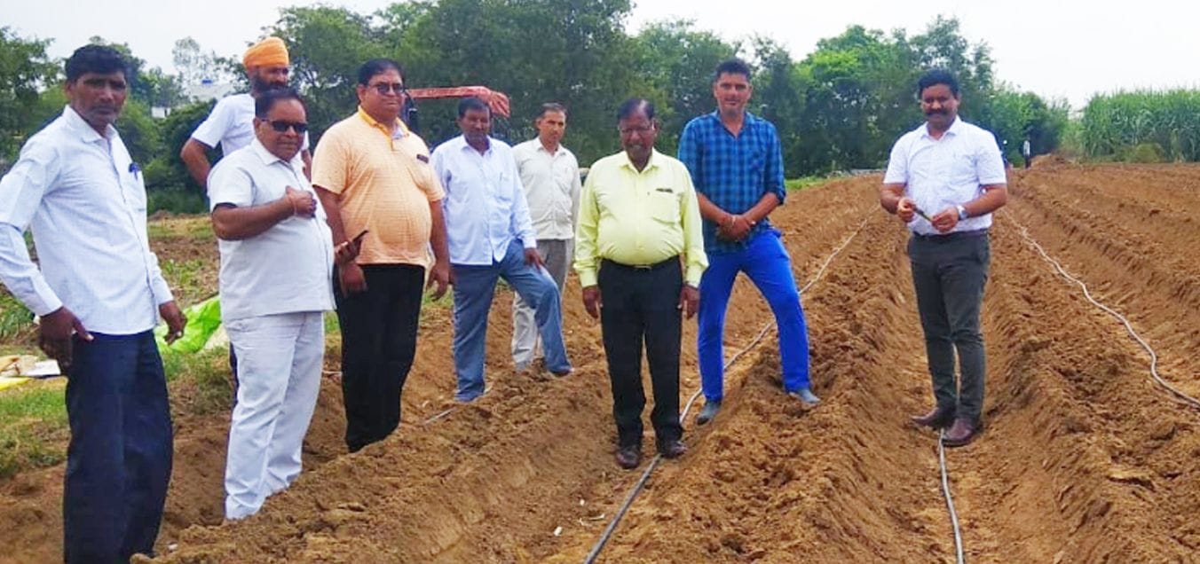 गांव बढला -12 में ट्रेंच विधि से गन्ने की बुवाई कराते मिल अधिकारी। गांव बढला -12 में ट्रेंच विधि से गन्ने की बुवाई कराते मिल अधिकारी।