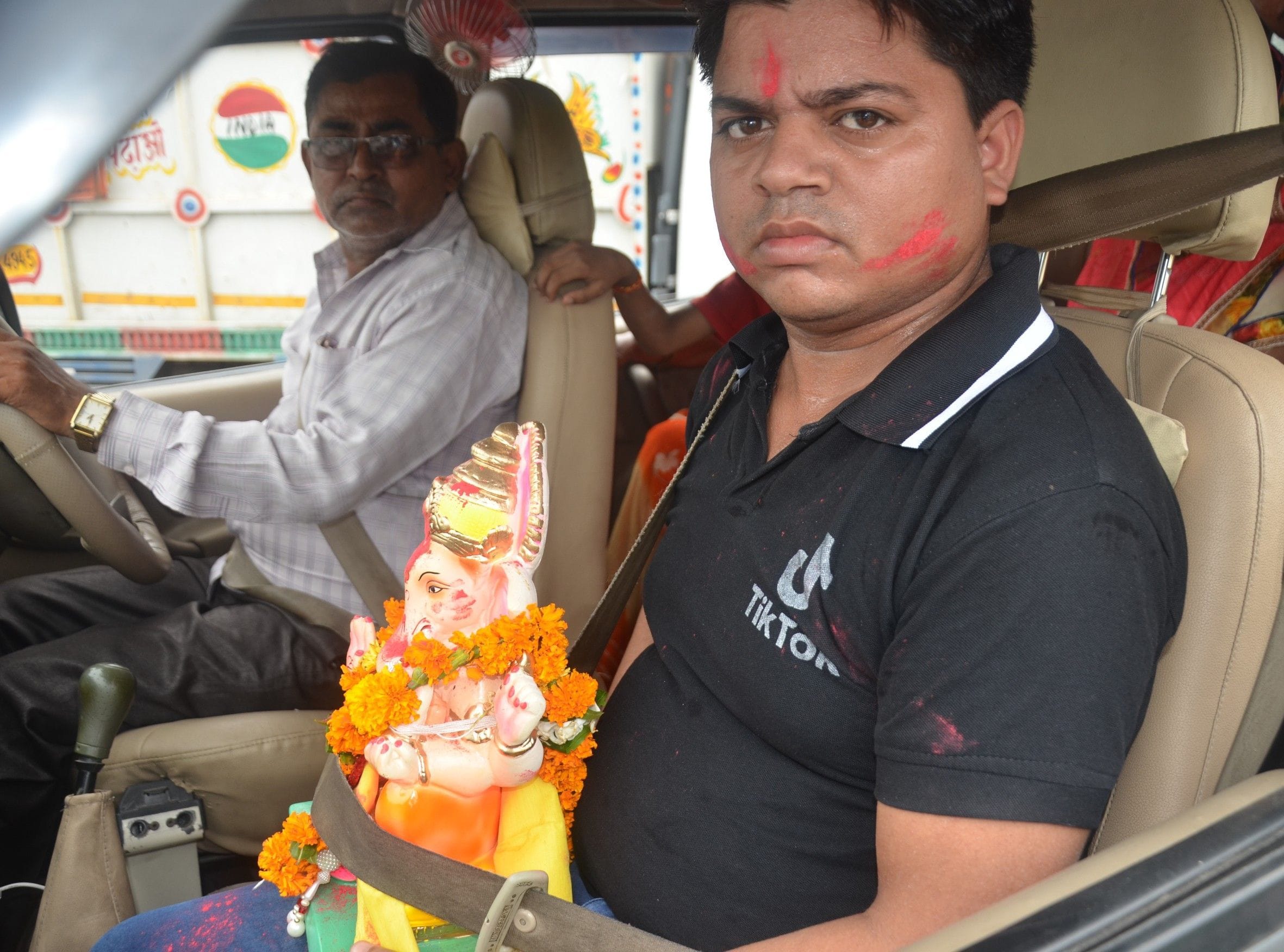 गणपति को सीट बेल्ट बांधकर गंगा घाट पर विसर्जन करने जाते श्रद्धालु। फोटो रूपेश शर्मा। गणपति को सीट बेल्ट बांधकर गंगा घाट पर विसर्जन करने जाते श्रद्धालु। फोटो रूपेश शर्मा।