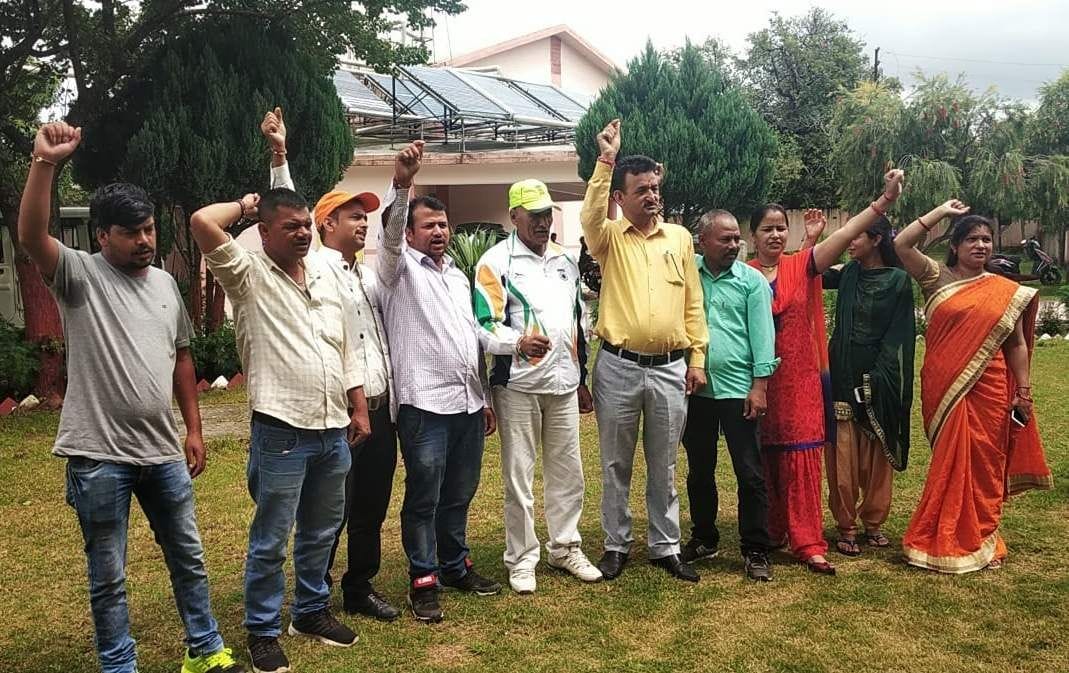 चंपावत कलक्ट्रेट में प्रदर्शन करते लोहाघाट नगर पंचायत के अध्यक्ष और सभासद। चंपावत कलक्ट्रेट में प्रदर्शन करते लोहाघाट नगर पंचायत के अध्यक्ष और सभासद।